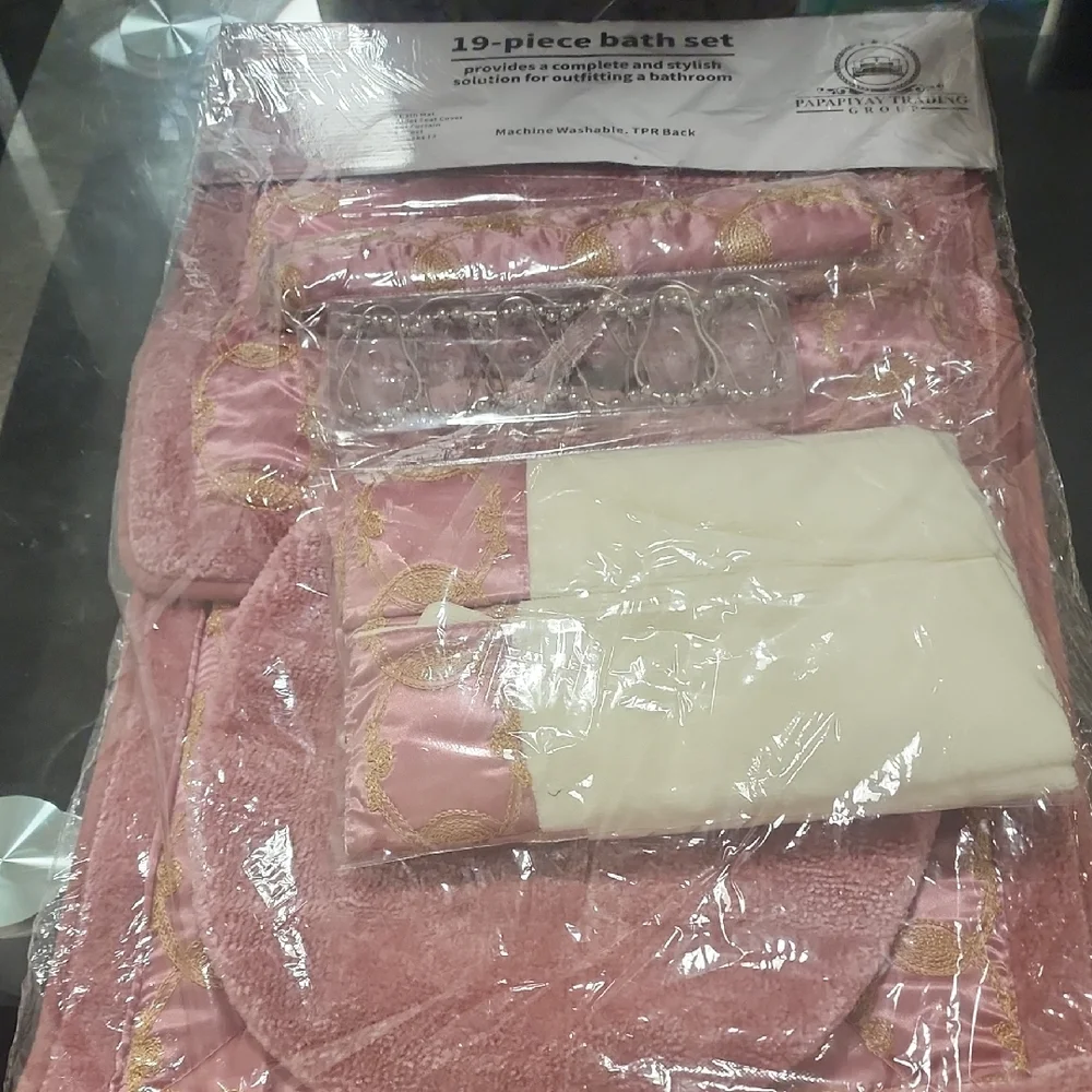 Pink and Cream 19-Piece Bath Set